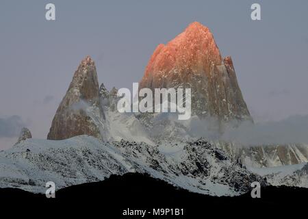 Erste Sonnenstrahlen auf die schneebedeckten Gipfel des Fitz Roy, Sunrise, Nationalpark Los Glaciares, El Chaltén Stockfoto