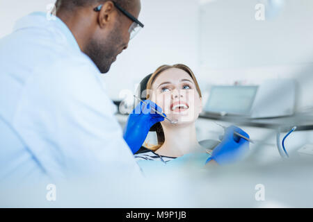 Hübsche Frau lachend mit Ihrem Zahnarzt während Checkup Stockfoto