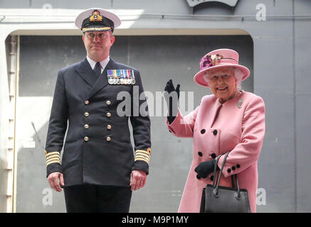 Queen Elizabeth II Wellen bei den Schiffen, die Unternehmen als verlässt sie mit dem Kapitän der HMS Ocean, Kapitän Rob Pedre nach der Stilllegung Zeremonie für HMS Ocean bei HMNB Devonport in Plymouth. Stockfoto