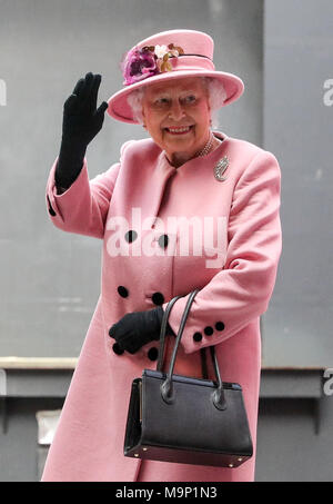 Queen Elizabeth II Wellen bei den Schiffen, die Firma, wie sie nach der Stilllegung Zeremonie für HMS Ocean bei HMNB Devonport in Plymouth verlässt. Stockfoto