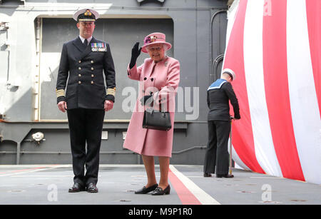 Queen Elizabeth II Wellen bei den Schiffen, die Unternehmen als verlässt sie mit dem Kapitän der HMS Ocean, Kapitän Rob Pedre nach der Stilllegung Zeremonie für HMS Ocean bei HMNB Devonport in Plymouth. Stockfoto