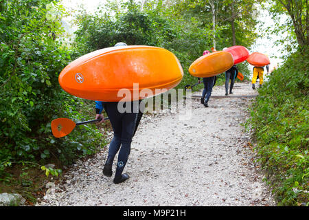 Kajakfahrer ihren bunten Kajaks zu Fluss Soca in der Nähe von Bovec, Triglav, Slowenien Stockfoto