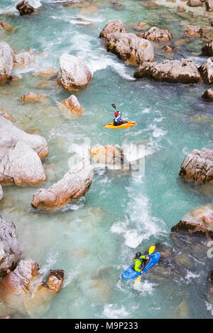 Männlichen kajakfahrer am grünen Fluss Soca in der Nähe von Bovec, Slowenien Stockfoto