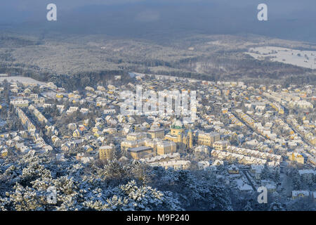 Panoramablick von Berndorf mit Margaretenkirche im Winter, Aussichtspunkt Guglzipf, Berndorf, Niederösterreich, Österreich Stockfoto