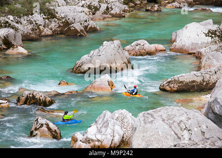 Männlichen kajakfahrer am grünen Fluss Soca in der Nähe von Bovec, Slowenien Stockfoto
