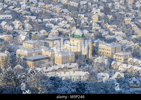 Panoramablick von Berndorf mit Margaretenkirche im Winter, Aussichtspunkt Guglzipf, Berndorf, Niederösterreich, Österreich Stockfoto