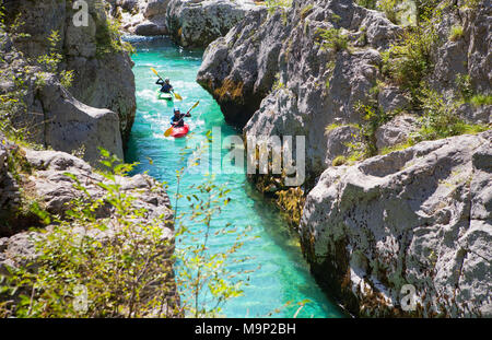 Kayakkers auf die smaragdgrüne Soca in der Nähe von Bovec in Slowenien. Dieses grüne Fluss, mit Ursprung in der Triglav in den Bergen, ist bekannt für alle Arten von Wassersport. Stockfoto