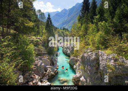 Kajakfahrer am Fluss Soca in Trigval Berge mit Ursprung. Der Fluss ist bekannt für alle Arten von Wasseraktivitäten, Nationalpark Triglav, Slowenien Stockfoto