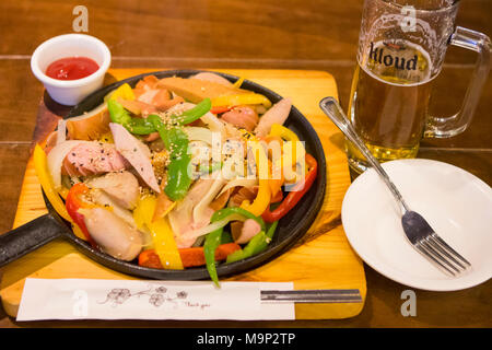 Ein typisches Gericht von Südkorea mit Bier zum Essen nach dem Skifahren: gegrillte Würstchen und Paprika. Die alpensia Resort ist ein Skigebiet und eine touristische Attraktion. Es ist auf dem Gebiet der Gemeinde von daegwallyeong-myeon befindet sich in der Grafschaft von Pyeongchang, die Olympischen Winterspiele hosting im Februar 2018. Das Skigebiet ist ca. 2,5 Stunden von Seoul oder Incheon Airport mit dem Auto, überwiegend alle Autobahn. Alpensia hat sechs Pisten für Ski und Snowboard, mit bis zu 1,4 km (0.87 mi) lang, für Anfänger und Fortgeschrittene, und ein Bereich für Snowboarder vorbehalten. Während das Resort Stockfoto