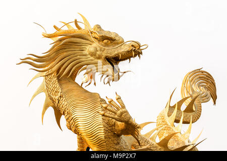 Goldene Drachenstatue auf weißem Hintergrund Stockfoto