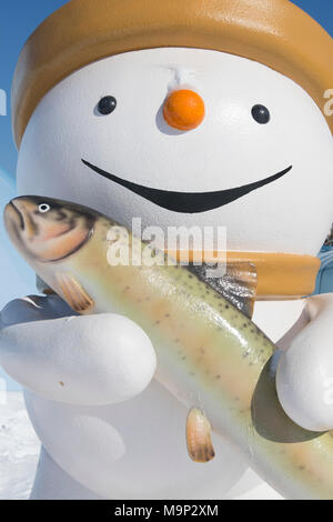 Ein Maskottchen eines Schneemannes Holding eine Forelle an der Pyeongchang Winter Festival. Diese Region von Südkorea wird Gastgeber der Olympischen Winterspiele im Februar 2018. Stockfoto