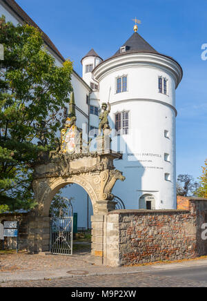 Portal mit Wappen von Sachsen als Eingang zum Schloss Hartenfels, Flaschenturm in der Rückseite, Torgau, Sachsen, Deutschland Stockfoto