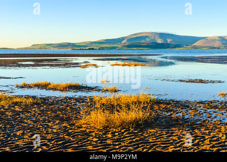 Blick von der Küste in der Nähe von Askam in Ulverston, Cumbria, in Richtung Millom und Schwarz Combe Stockfoto