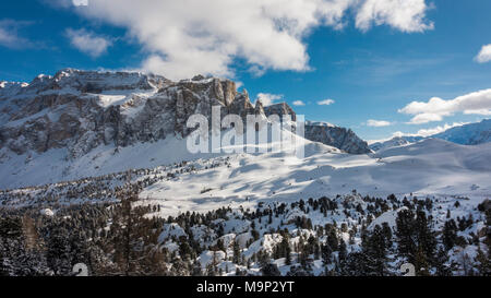 Sella Pass im Winter, Sella Massiv mit Sella Türme, Dolomiten, Wolkenstein in Gröden, Dolomiten, Südtirol, Alto Adige, Italien Stockfoto