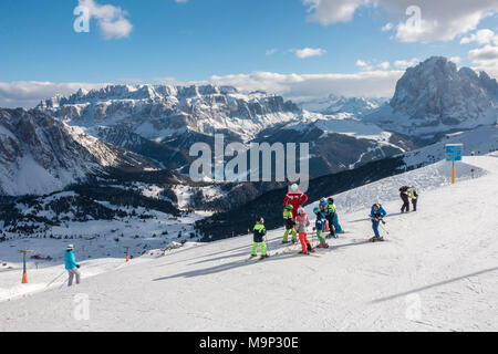 Kinder mit Skilehrer auf der Skipiste, Skigebiet Seceda, in der Rückseite Sellastock, Sankt Christina in Gröden Stockfoto