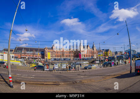 AMSTERDAM, NIEDERLANDE, MÄRZ, 10 2018: Im freien Blick auf den Hauptbahnhof in Amsterdam Stockfoto