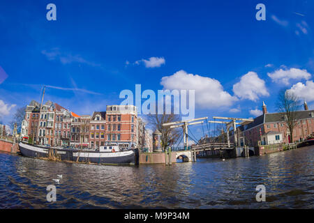 AMSTERDAM, NIEDERLANDE, MÄRZ, 10 2018: Im Freien von Skinny Bridge Niederländisch: Magere Brug über den Fluss Amstel in Amsterdam, Niederlande, Nordholland Provinz Stockfoto