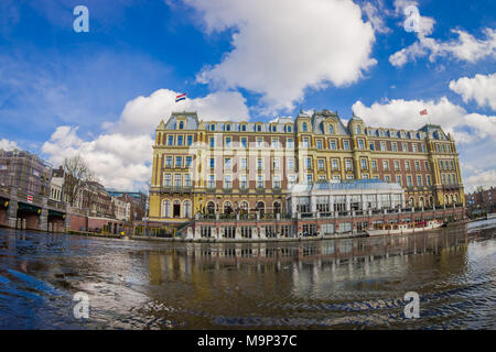 AMSTERDAM, NIEDERLANDE, MÄRZ, 10 2018: Im freien Blick auf den wunderschönen historischen Amstel Hotel Stockfoto