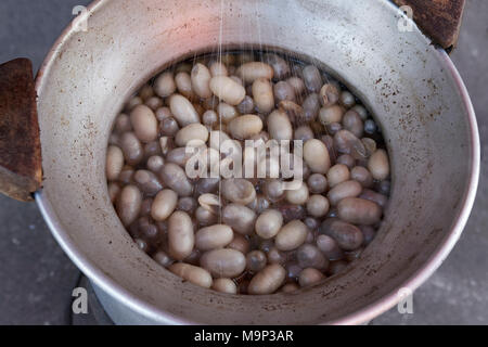 Kochen Seidenraupenkokons, traditionelle Seidenproduktion, Jim Thompson Haus, Museum, Pathum Wan, Bangkok, Thailand Stockfoto