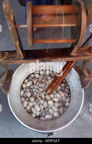 Kochen Seidenraupenkokons, traditionelle Seidenproduktion, Jim Thompson Haus, Museum, Pathum Wan, Bangkok, Thailand Stockfoto