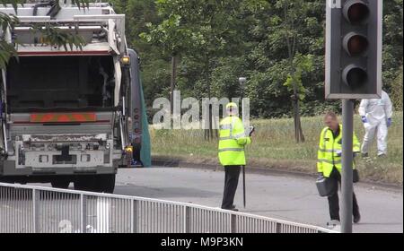 Datei Bildschirmfoto vom 07/07/17 von PA Video von Polizei an den Schauplatz eines tödlichen Absturz mit einer Schule Kleinbus und ein Fach Lastwagen auf der A 38 Kingsbury Road im Schloss Vale Bereich von Birmingham. Stockfoto