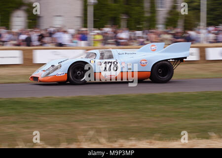 Golf Porsche 917 K (917 K). Chassis 917-026 racing in Goodwood. Porsche 917 Porsche gab ihre erste gewinnt bei 24 Stunden von Le Mans 1970 und 1971. Stockfoto
