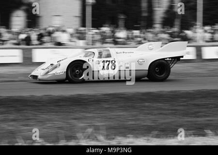 Golf Porsche 917 K (917 K). Chassis 917-026 racing in Goodwood. Porsche 917 Porsche gab ihre erste gewinnt bei 24 Stunden von Le Mans 1970 und 1971. Stockfoto