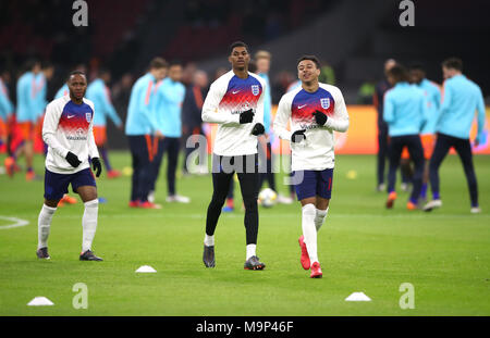 England's Raheem Sterling (links) erwärmt sich mit Teamkollegen Marcus Rashford (Mitte) und Jesse Lingard Stockfoto