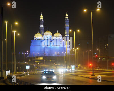 Vorausfahrende beleuchtete Mohammed Al Ameen Moschee, Nachtaufnahme, Muscat, Oman Stockfoto