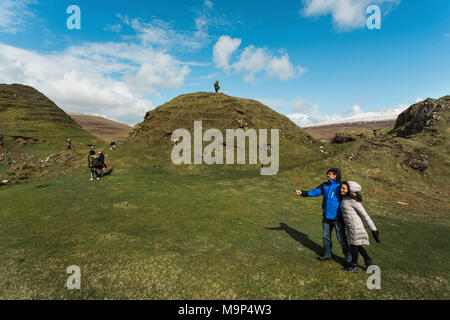 Wanderer bei Fairy Glen, Isle of Skye, Schottland, Großbritannien Stockfoto