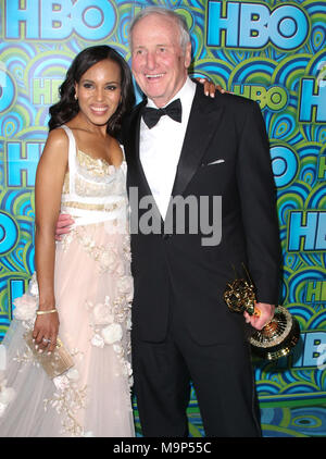 LOS ANGELES, Ca - 22. SEPTEMBER: Kerry Washington Jerry Weintraub HBO jährlichen Primetime Emmy Awards Post Award Empfang nimmt an der Plaza an der Pacific Design Center am 22. September 2013 in Los Angeles, Kalifornien. Personen: Kerry Washington Jerry Weintraub Stockfoto