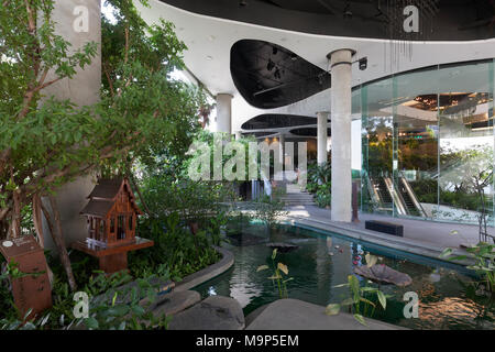 Wasser Garten mit Ghost House, San Phra Phum im Europäischen Viertel, Emporium, Luxus Shopping Mall, Sukhumvit Road, Khlong Toei, Bangkok, Thailand Stockfoto