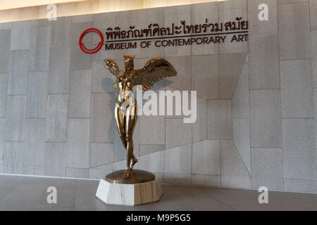 Statue Great Hornbill Lady von Thongchai Srisukprasert, MOCA-Bangkok, Museum für Zeitgenössische Kunst, Chatuchak, Bangkok, Thailand Stockfoto