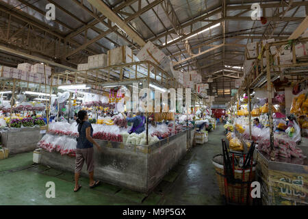 Alte Markthalle mit Blumenmarkt, Pak Khlong Talat, Phra Nakhon, Bangkok, Thailand Stockfoto