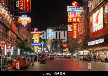 Yaowarat Road durch die Nacht, mit Leuchtreklamen, Chinatown, Samphanthawong, Bangkok, Thailand Stockfoto