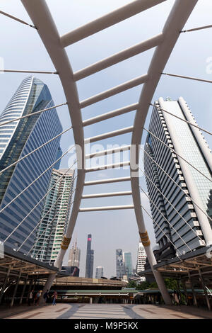 Hohe Gebäude im Geschäftsviertel Sathon und Fußgängerbrücke zur BTS Skytrain Station Chong Nonsi, Sathon, Bangkok, Thailand Stockfoto