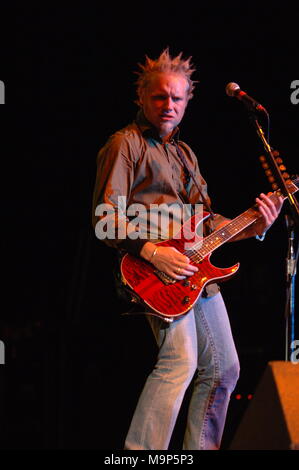 WEST Palm Beach, Florida - Dezember 08: Für das Beste Pop/Rock Gruppe auf der diesjährigen American Music Awards, 3 Türen unten (Brad Arnold, Lead vocals; Matt Roberts, Gitarre; Todd Harrell, Bass und Chris Henderson, Gitarre nominiert. ) Führt im Konzert an die fundierte Beratung Amphitheater, in West Palm Beach Florida am 08. Dezember 2005 Leute: Matt Roberts Stockfoto