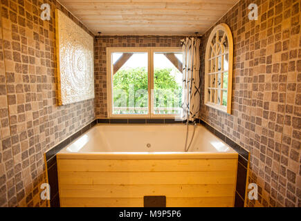 Badezimmer mit Sauna in Plonevez-du-Faou, Finistere, Frankreich Stockfoto