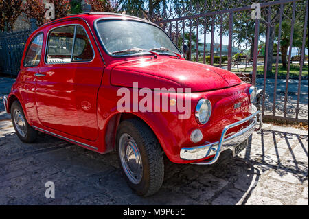 Rot FIAT Nuova 500 L, Cinquecento, Oldtimer, Molise, Italien Stockfoto