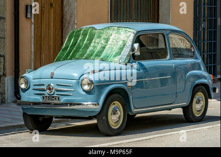 Blue FIAT 600 Seicento, Oldtimer, mit Sonnenschutz an der Frontscheibe, Molise, Italien Stockfoto