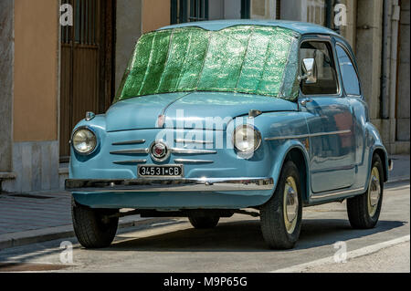 Blue FIAT 600 Seicento, Oldtimer, mit Sonnenschutz an der Frontscheibe, Molise, Italien Stockfoto