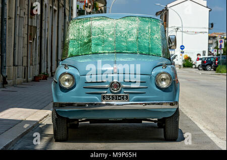 Blue FIAT 600 Seicento, Oldtimer, mit Sonnenschutz an der Frontscheibe, Molise, Italien Stockfoto