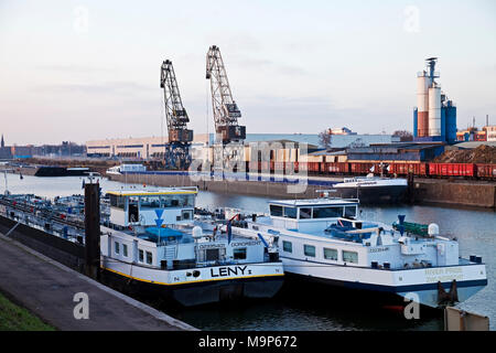 Frachtschiffe im Hafenkanal mit Kraenen, Binnenhafen, Duisburg, Ruhrgebiet, Nordrhein-Westfalen, Deutschland, Europa Stockfoto