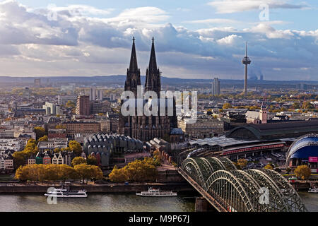 Stadtpanorama mit Koelner Dom und Rhein, Hohenzollernbruecke Koeln, Rheinland, Nordrhein-Westfalen, Deutschland, Europa Stockfoto