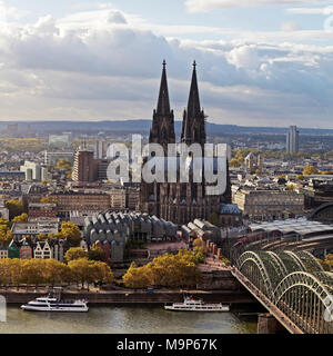 Stadtpanorama mit Koelner Dom und Rhein, Hohenzollernbruecke Koeln, Rheinland, Nordrhein-Westfalen, Deutschland, Europa Stockfoto