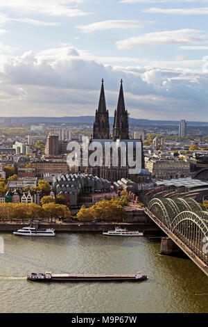 Stadtpanorama mit Koelner Dom und Rhein, Hohenzollernbruecke Koeln, Rheinland, Nordrhein-Westfalen, Deutschland, Europa Stockfoto