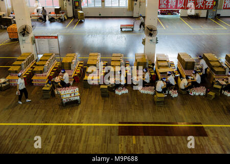 Hohe Betrachtungswinkel und der Menschen, die auf der Verpackung im Werk in Maotai, China Stockfoto