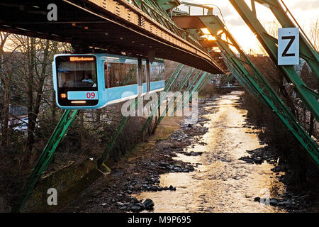 Fahrende Schwebebahn, Wagen WSW GTW Generation 15, ueber der Wupper, Wuppertal, Bergisches Land, Nordrhein-Westfalen, Deutschland, Europa Stockfoto