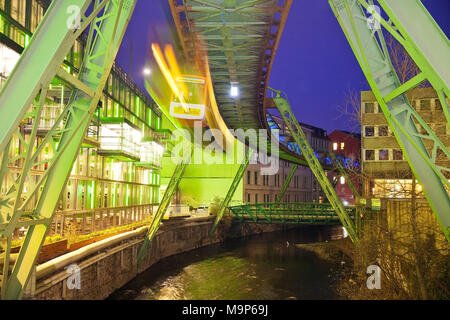 Fahrende Schwebebahn ueber dem Fluss Wupper in Elberfeld, Wuppertal, Bergisches Land, Nordrhein-Westfalen, Deutschland, Europa Stockfoto