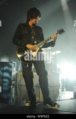 HOLLYWOOD FL - 12. Oktober: Dean Deleo von Stone Temple Pilots durchführen im Hard Rock Live im Seminole Hard Rock Hotel & Casino am 12. Oktober 2010 in Hollywood, Florida statt. Personen: Dean Deleo Stockfoto